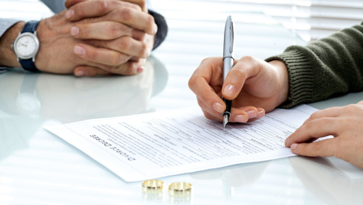 Signing divorce form