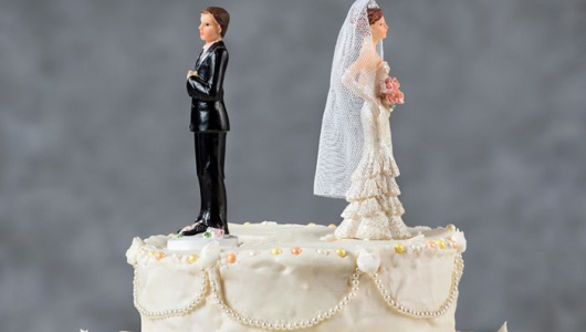 Wedding cake spouses turning their backs to each other for emerging problems