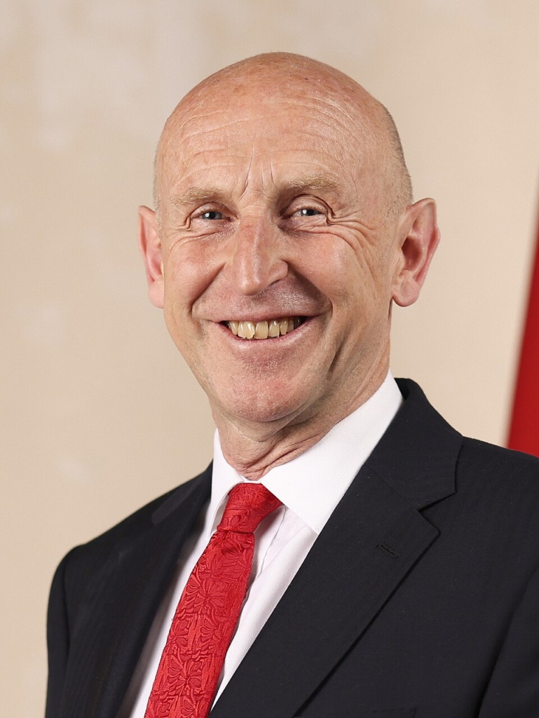 Photo: moneymarketing.co.uk John Healey Fixe Le Budget D'Andy Burnham Au 28 Octobre 2026